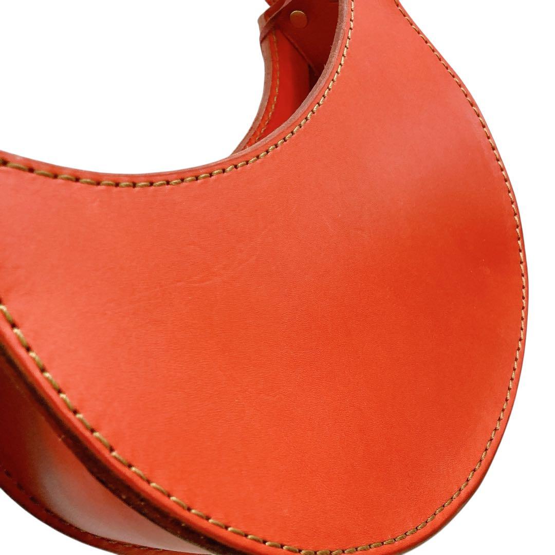 美品✨HERZ ヘルツ　ハンドバッグ　三日月型　オールレザー　レッド　チャーム付