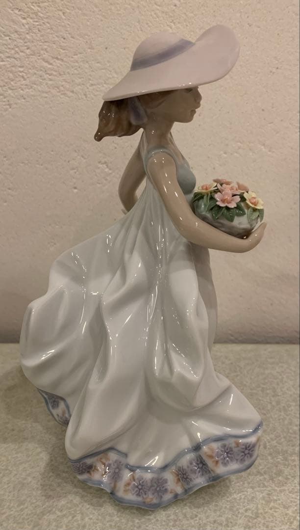 LLADRO 花かごと女性　置物 リヤドロ