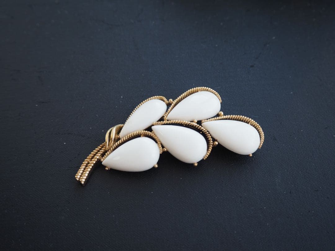希少 TRIFARI ミルクガラス ブローチ ゴールドカラー ホワイト 艶