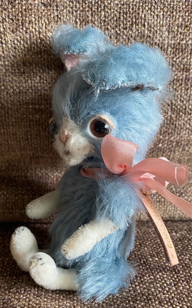 【人気ぬいぐるみ作家haco_decoさん】ピンクのリボンをした水色のうさぎさん