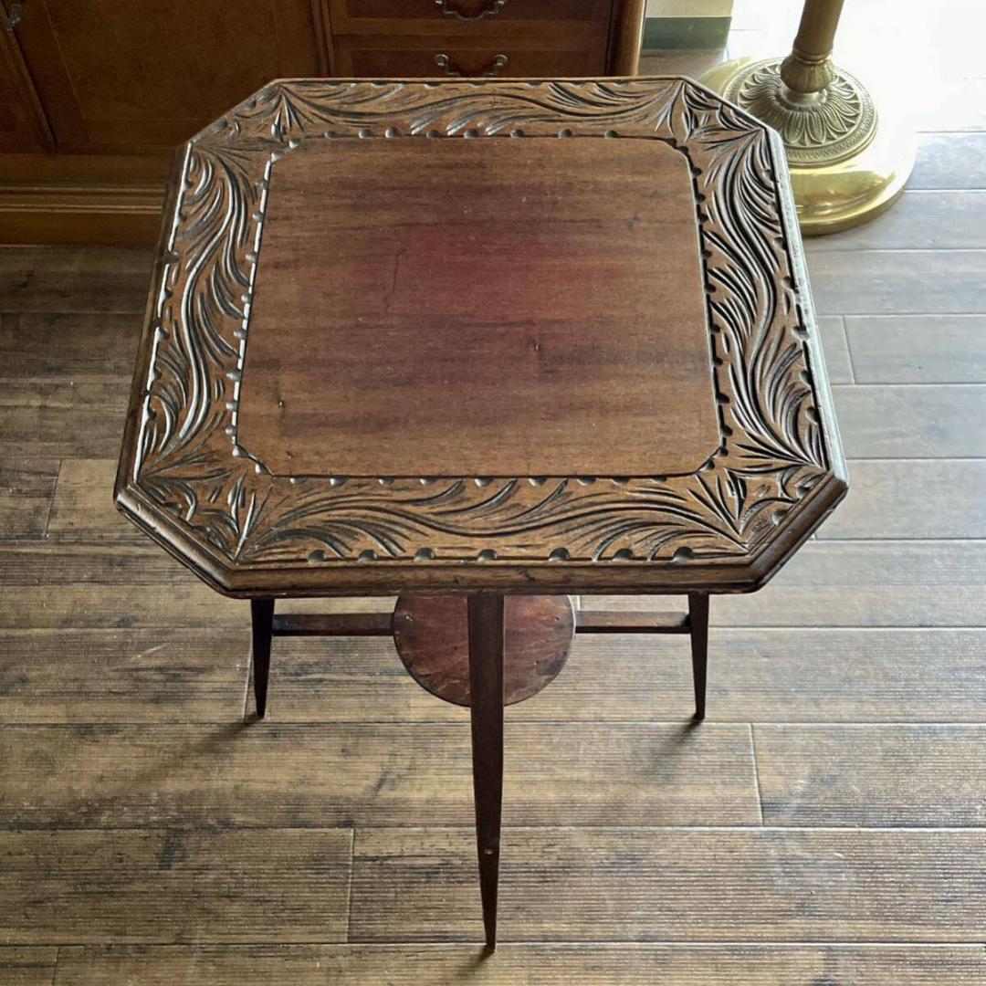 洗練されたフォルムと天板の彫の美しさが際立オケージョナルテーブル