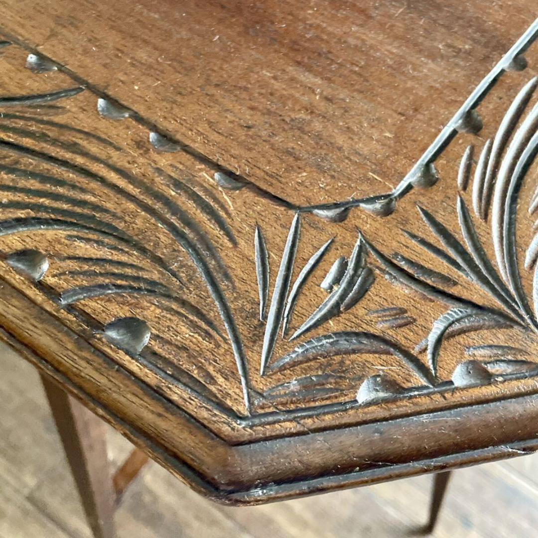 洗練されたフォルムと天板の彫の美しさが際立オケージョナルテーブル