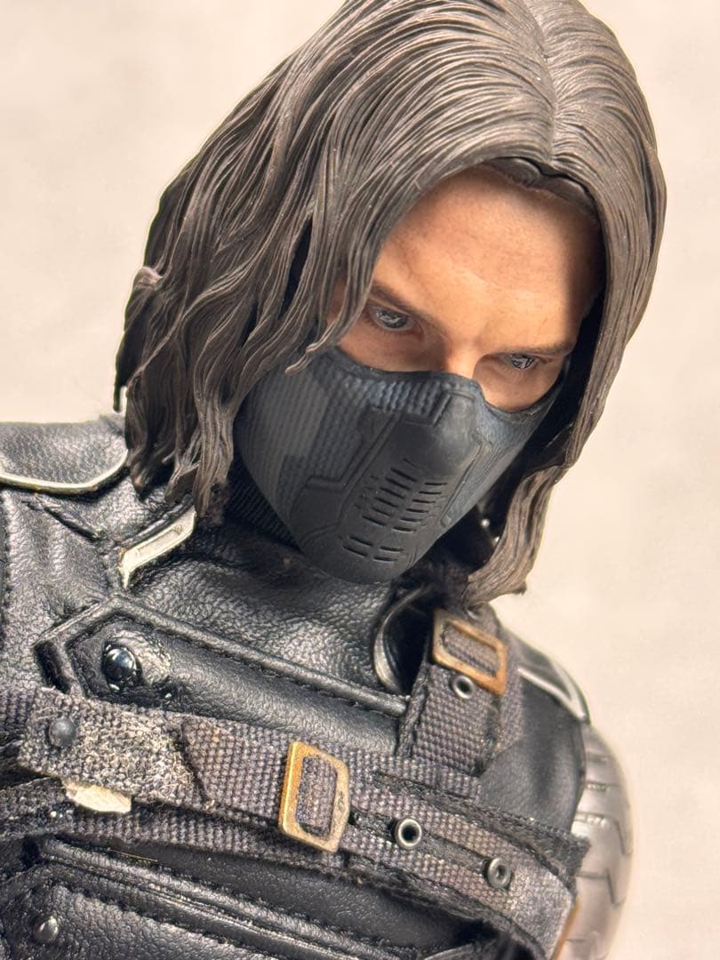 ス*】様 ウィンターソルジャー バッキー 1/6 フィギュア ホットトイズ