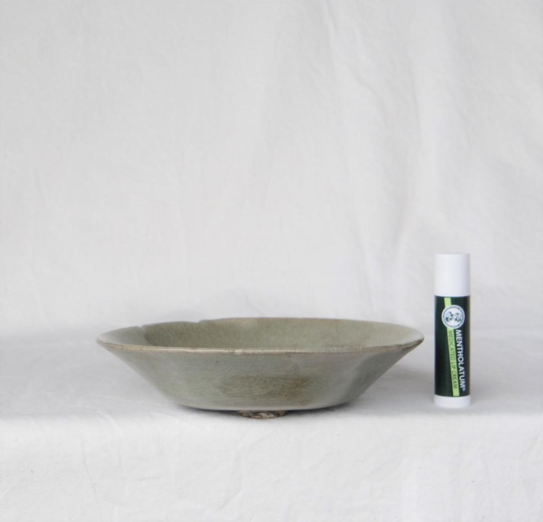 高麗青磁　皿　下手　★かまきず、ホツ、貫にシミ、見込みの使用痕あり