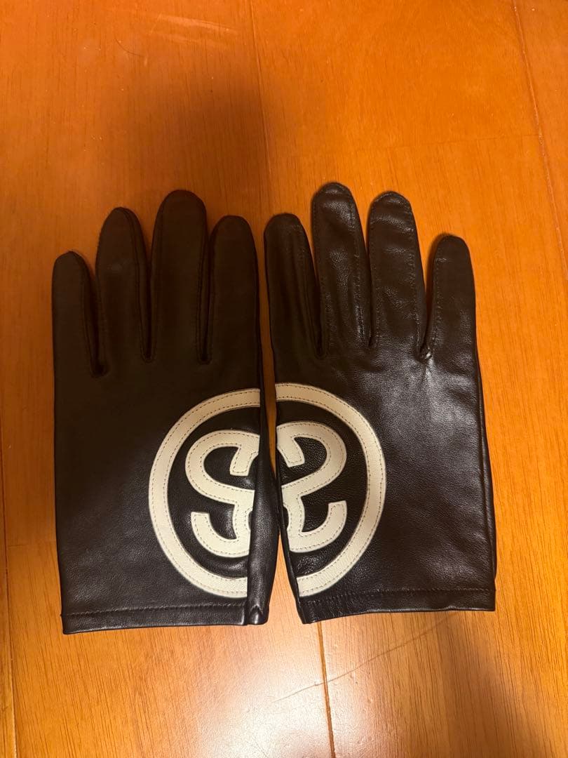 stussy レザー手袋　KEIJU着用