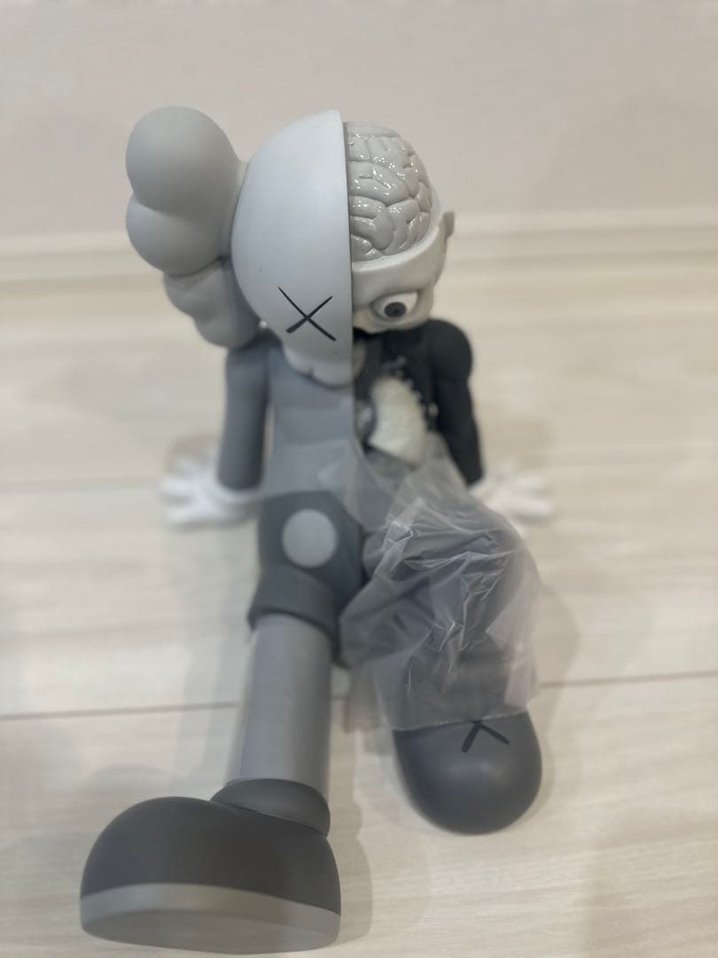 original fake kaws companion カウズ フィギュア