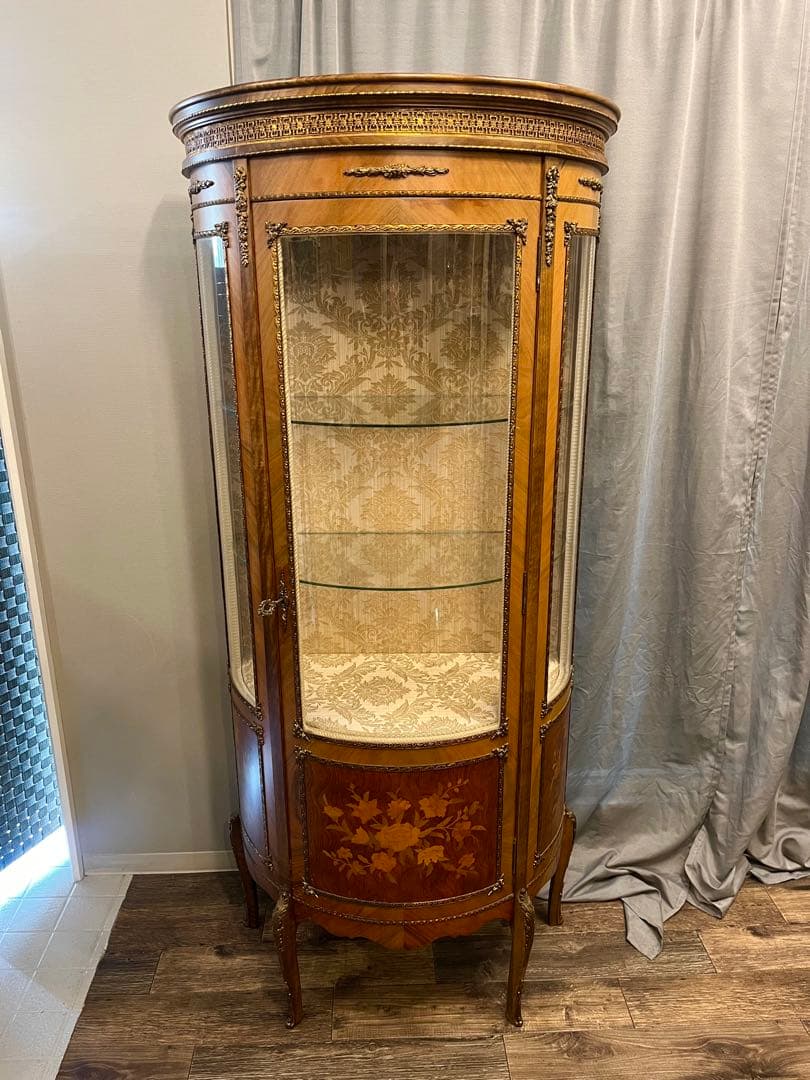 【イタリア製】 ガラスキャビネット ３面ガラス 飾り棚 象嵌細工 猫脚