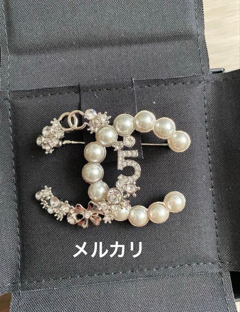 【新品未使用】国内正規品CHANEL ブローチ　Ccロゴ　no.5