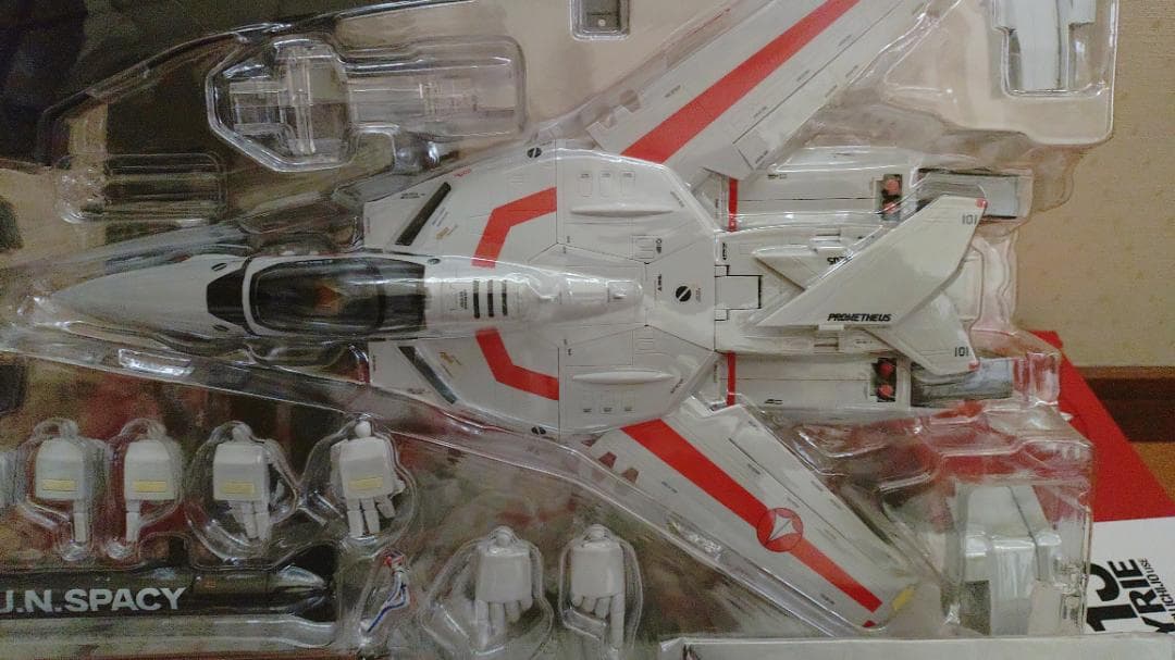 バンダイ VF-1J VALKYRIE 1/100