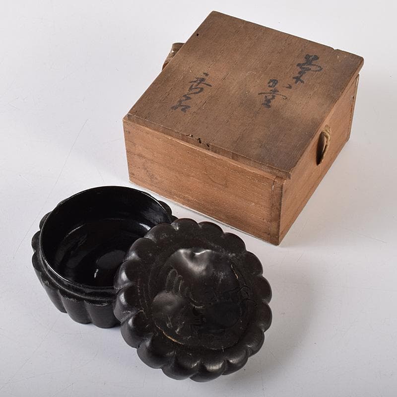 茶道具　竹製　黒塗　蟹文　菊形香合　松尾不俊斎花押　時代箱付　V　R8264
