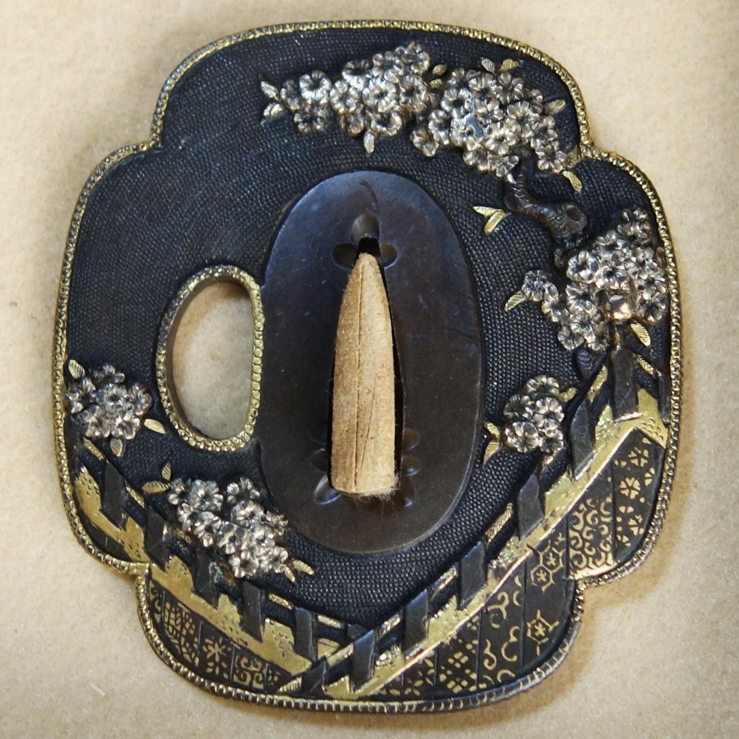 【赤銅魚子地 高肉彫 鍍金銀 桜花見図鍔】(鍔箱付き) 鍔 鐔 刀装具 武具