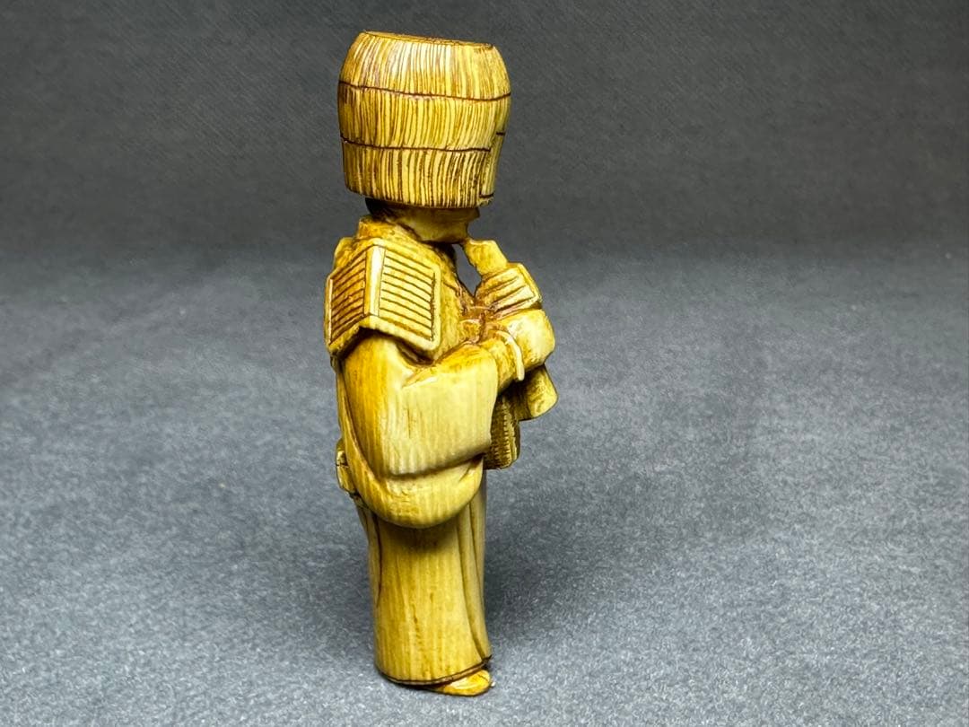 古根付　笛を吹く僧侶　置物　細密細工　骨董　アンティーク　彫刻 工芸品　在銘