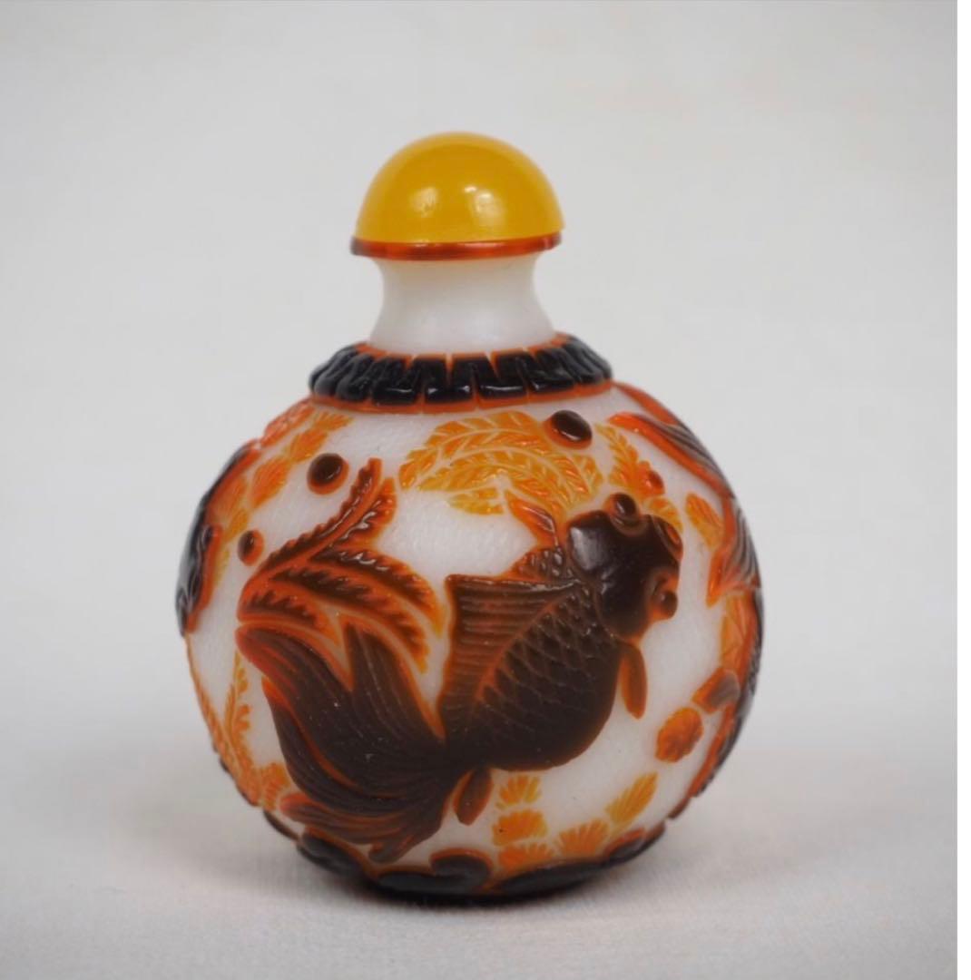 送料無料　色被せガラス　細密彫刻ガラス小瓶　中国古玩骨董　高さ5.8ｃｍ