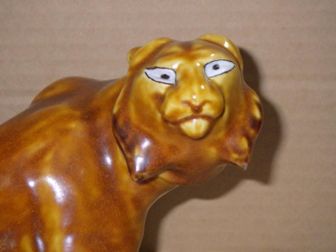 新品 浅倉五十吉 九谷焼 ふりかえる 寅 虎 トラ 共箱 陶製置物 フィギュリン