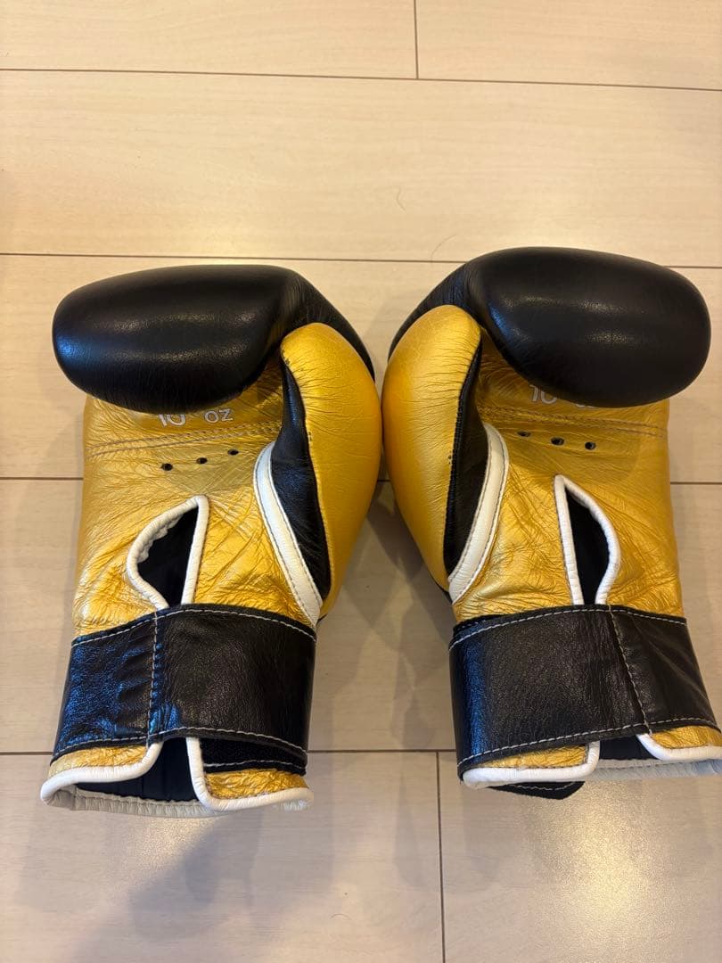 Winning ボクシンググローブ 10 oz 黒/金