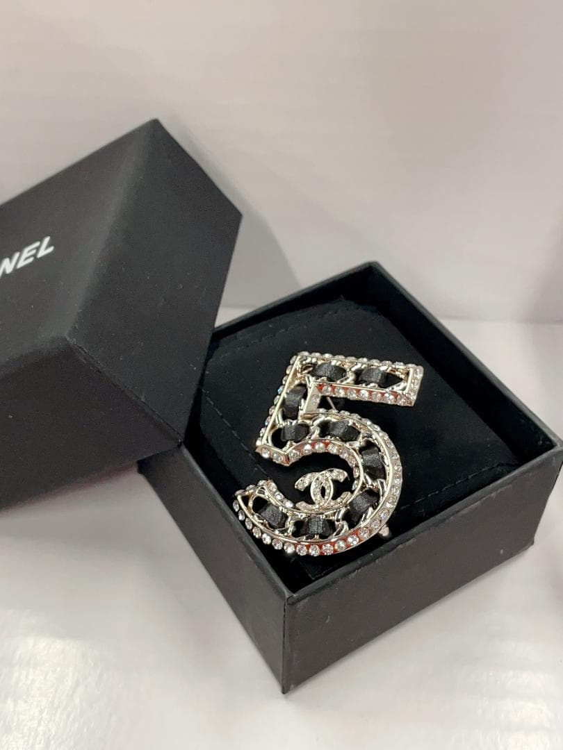 シャネル No.5 ブローチ
