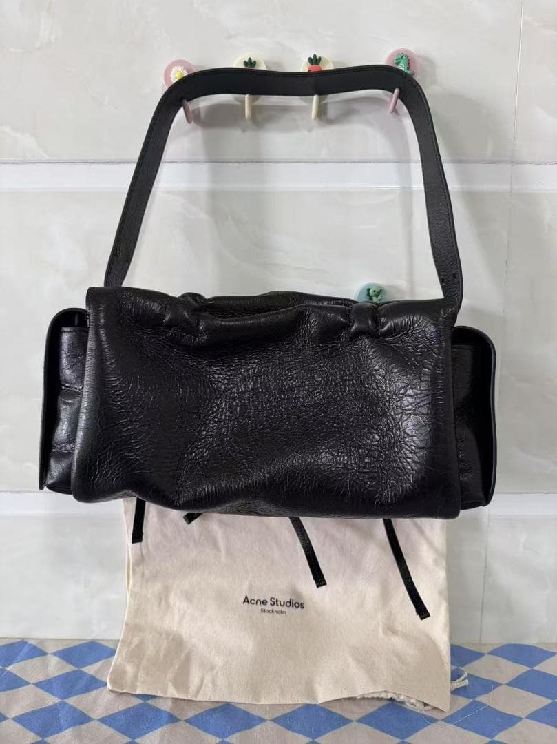 即日発送 Acne Studios ブラックレザーハンドバッグ