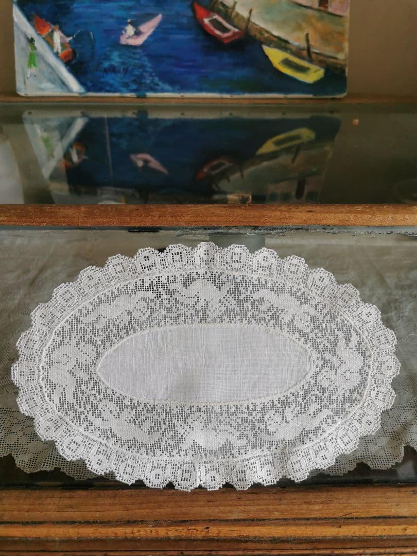 アンティーク イタリア 草花の中で遊ぶ子供の天使のフィレレース オーバルドイリー