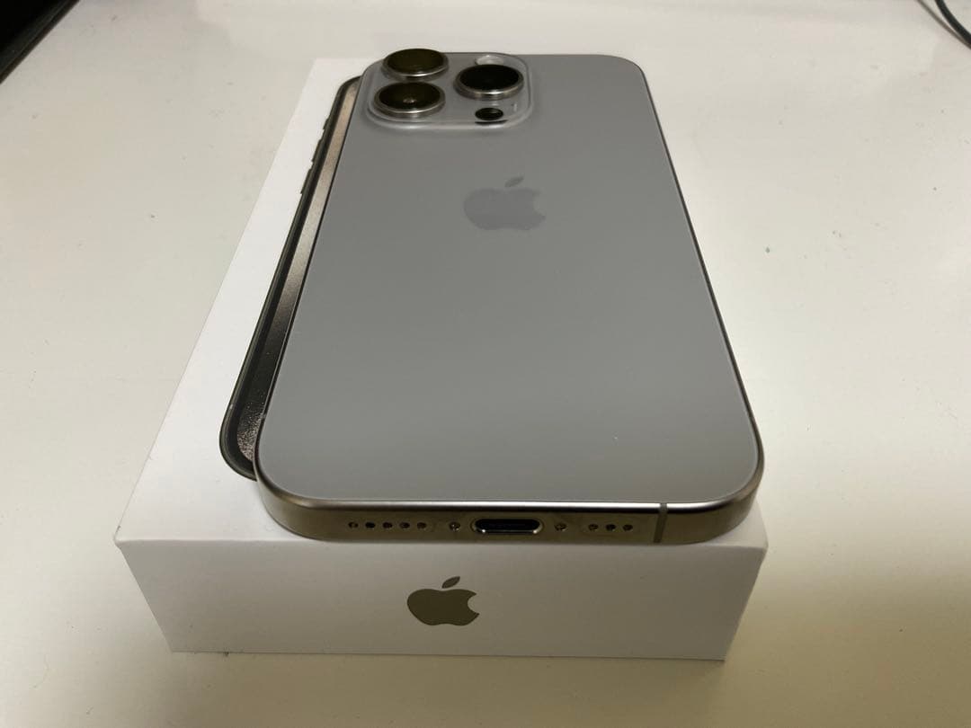 Apple iPhone 15 pro ナチュラルチタニウム　128GB