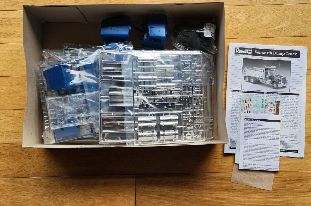 ドイツ Revell Kenworth Dump Truck