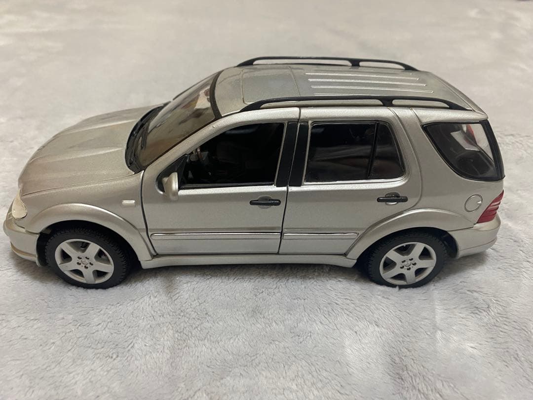 ミニカー Maisto Mercedes-Benz ML 55 1/18