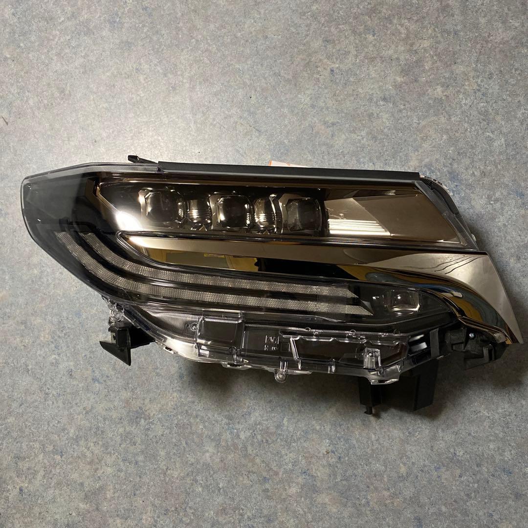 美品！アルファード　AGH30W 右ヘッドライト