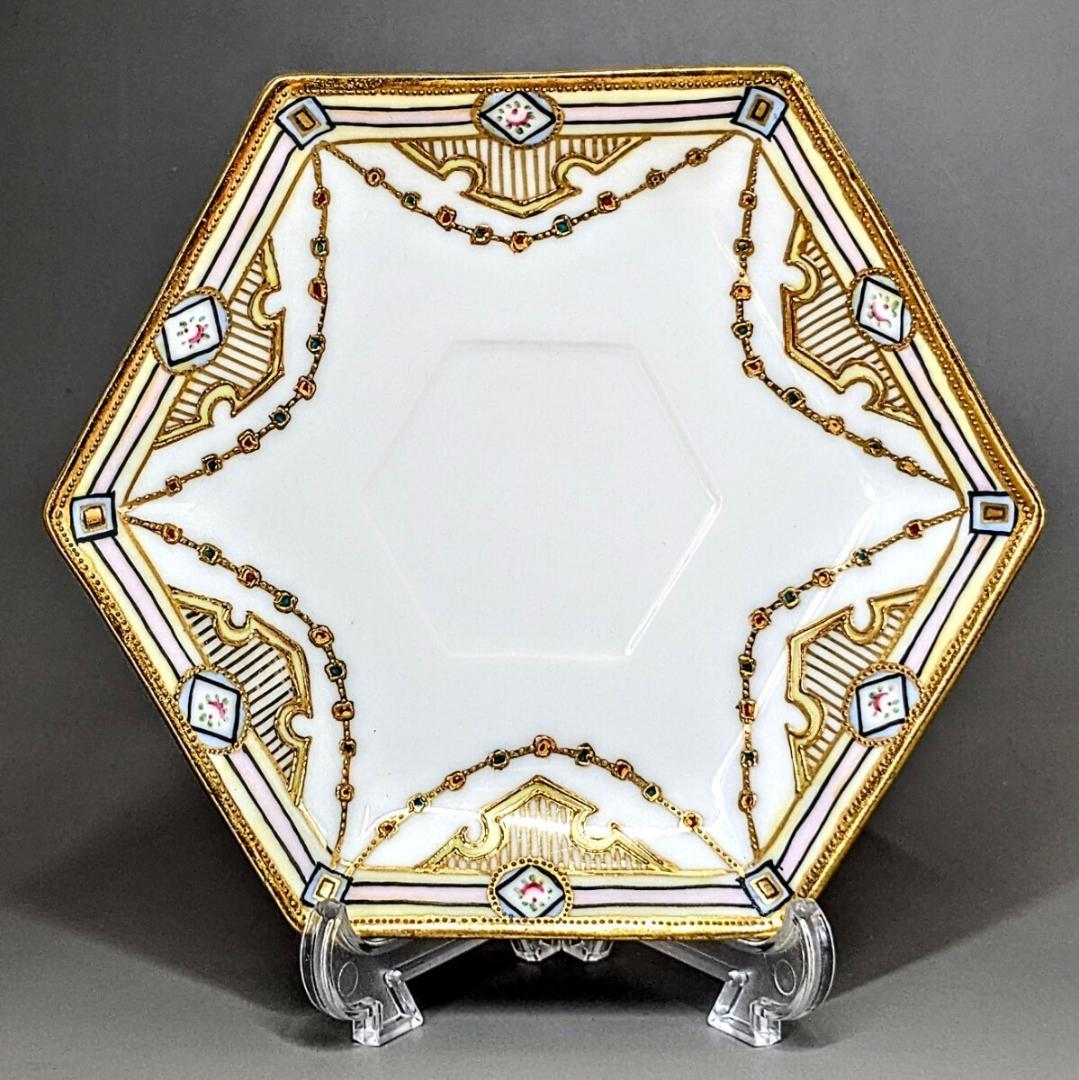 オールドノリタケ・金盛上陽刻薔薇柄　ガーランド装飾　ヘキサゴン　カップ＆ソーサー