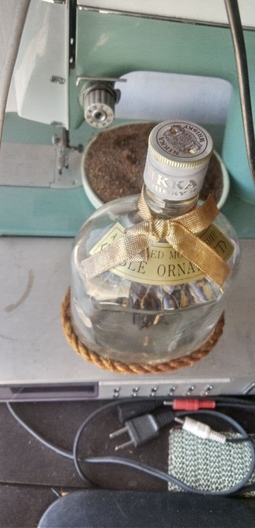 ニッカウヰスキーのボトルに入った べっ甲の帆船です。