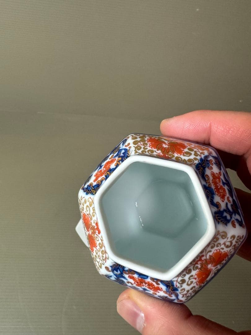 2934 有田焼 角福　沈香壺 六角飾壺 金彩染錦 間取花絵