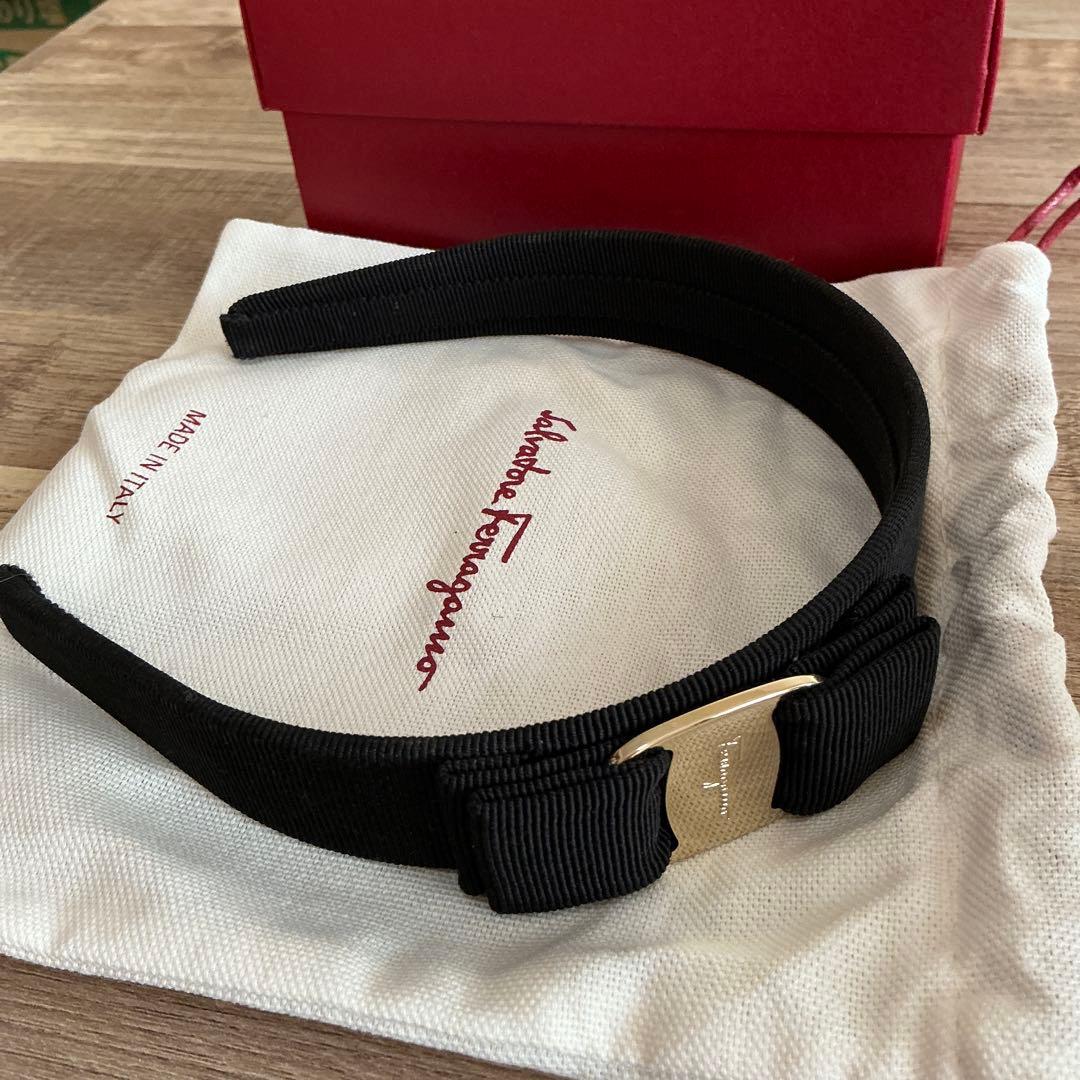 【極美品】フェラガモ カチューシャ 黒 ブラック