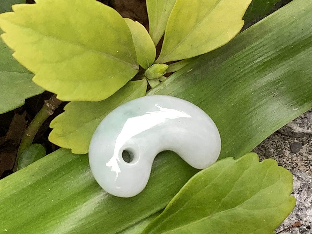 最低20万円以上の勾玉‼️御守り　糸魚川翡翠勾玉　商品に自信あり‼️鑑別書付本物を‼️