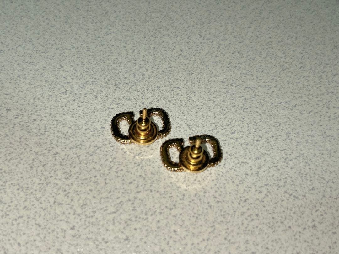 VALENTINO　Vロゴ　ピアス　ゴールド