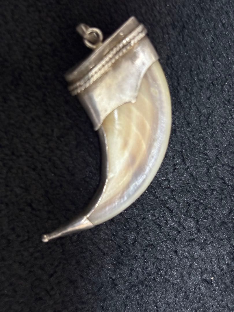 爪ペンダント　お守り