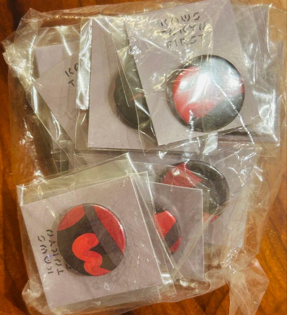 カウズ KAWS x Tokyo First ピンバッジセット