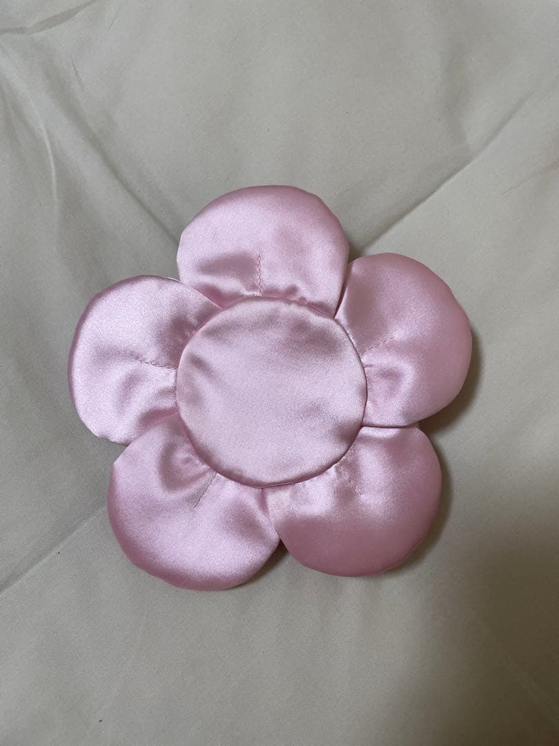 サンディーリアンSandy Liang Small Petal Wristlet