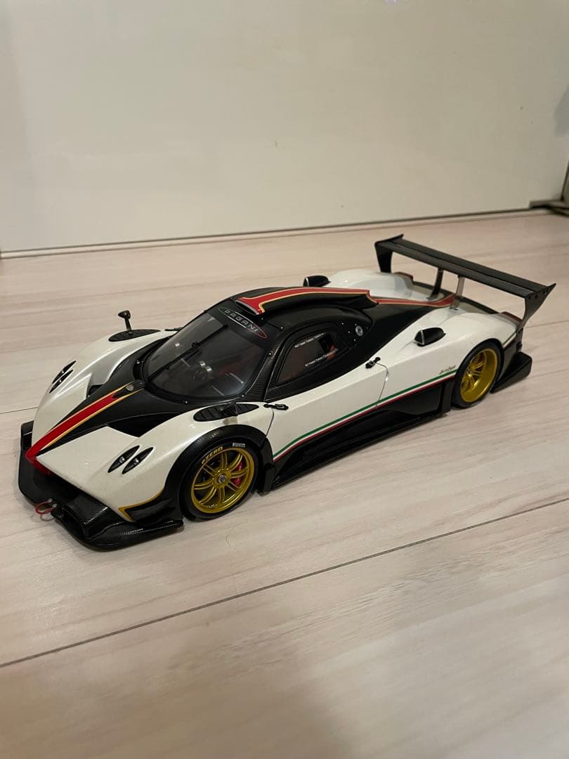 オートアート￼ 1/18 パガーニ ゾンダR (イタリアンストライプ￼)