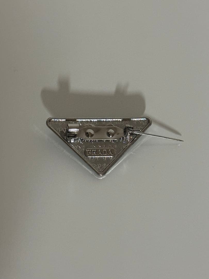 PRADA ピンブローチ