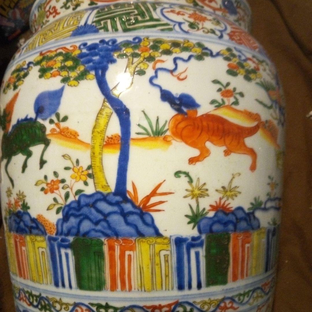 中国陶磁器　明萬歴赤絵　多色装飾の陶器の壺