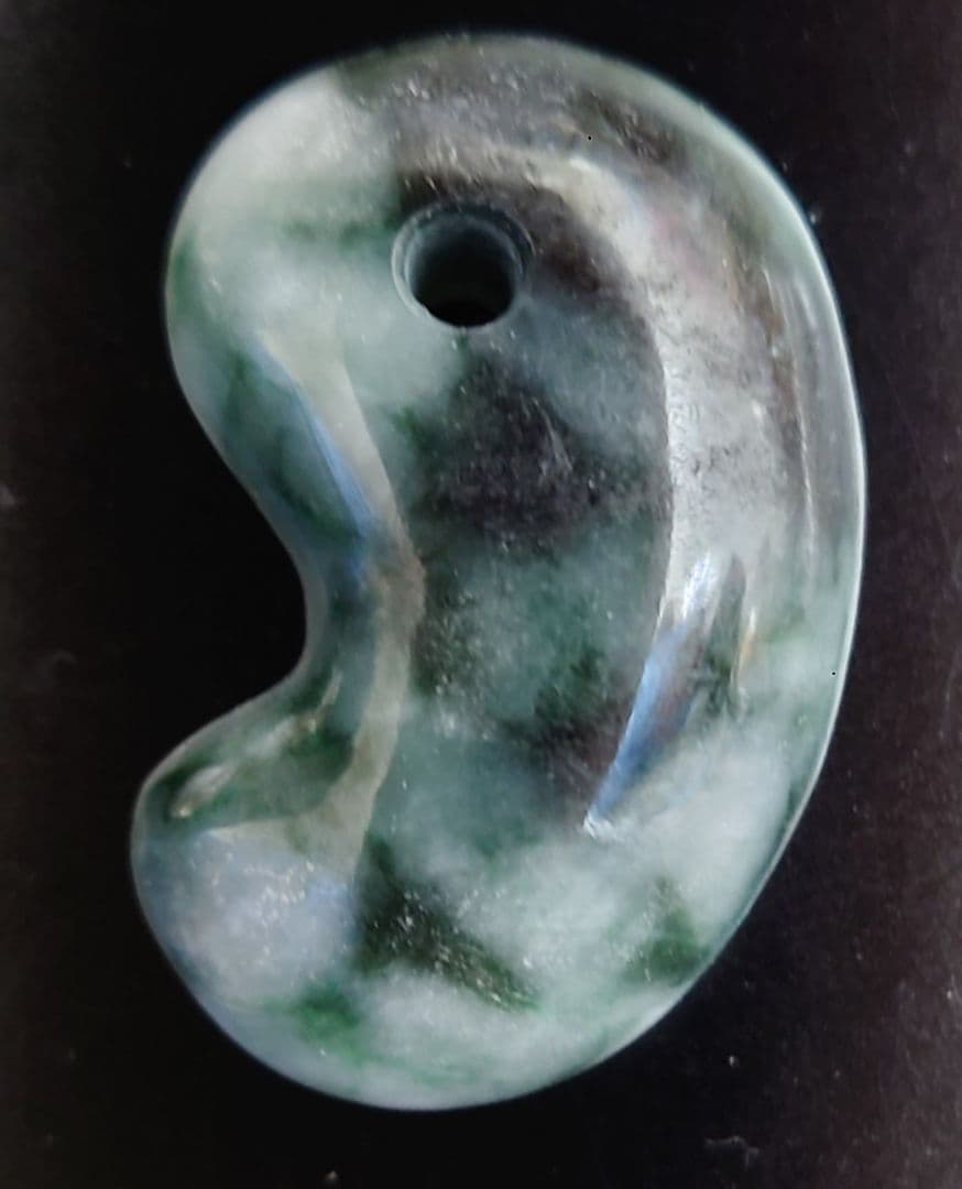 糸魚川翡翠　勾玉