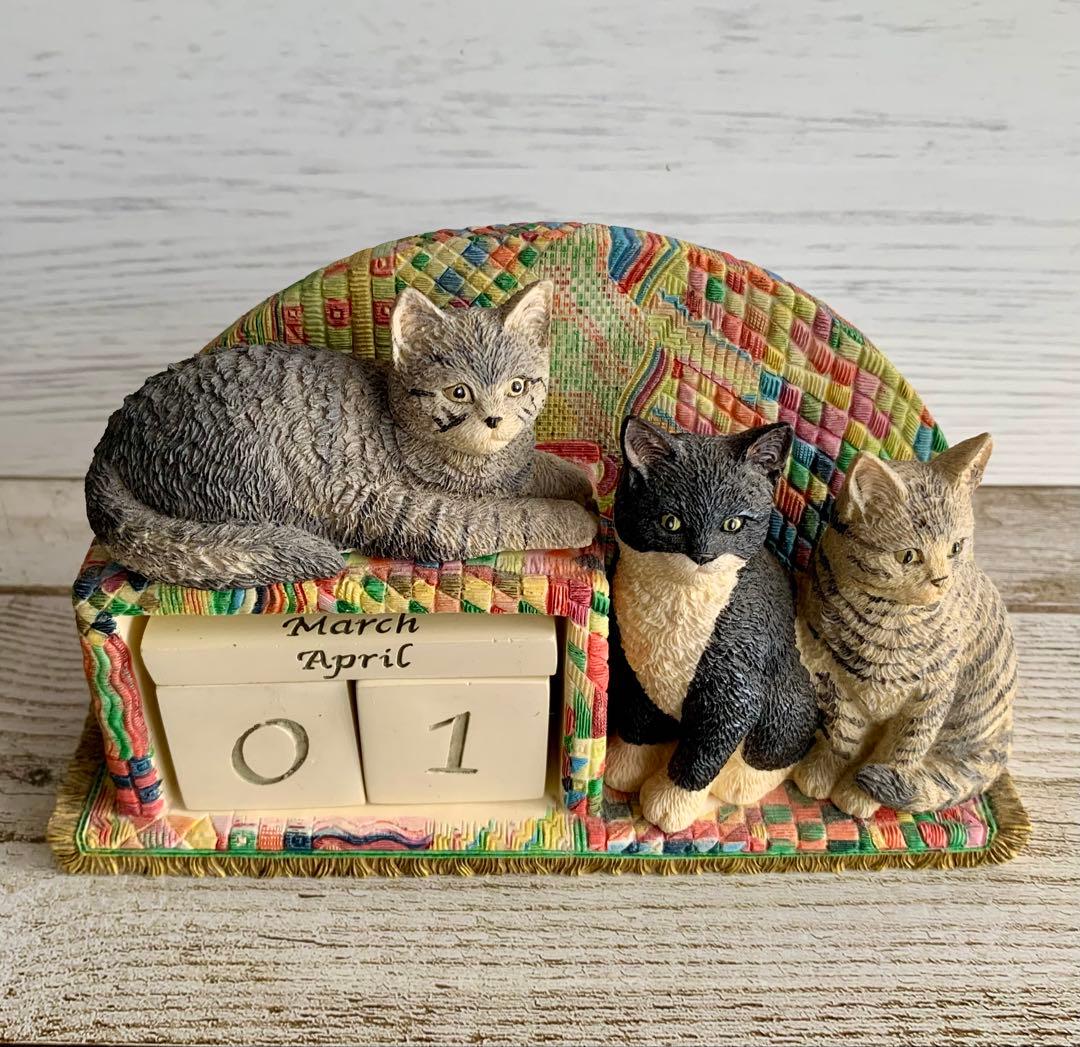 レズリーアンアイボリー 卓上万年カレンダー 猫 置物