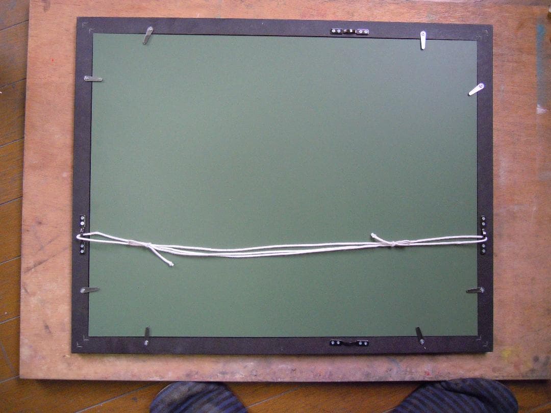 古いコーヒーミルとブリキの玩具