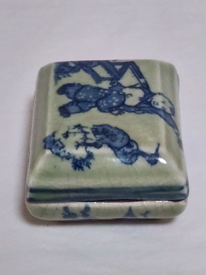 中国美術　古物　骨董　大清雍正年製　唐子文　　青磁染付　蓋物　香合？　春画