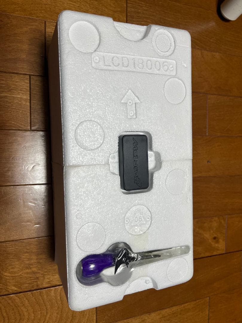 LCDモデル1/18　マクラーレン600LT・ムラサキ