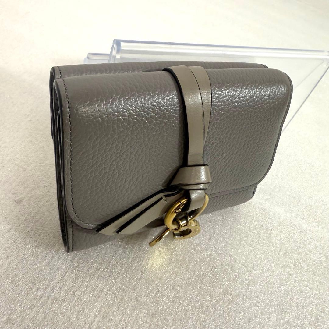 美品　クロエ 三つ折り財布　スモールトリフォールド　 アルファベット　グレー