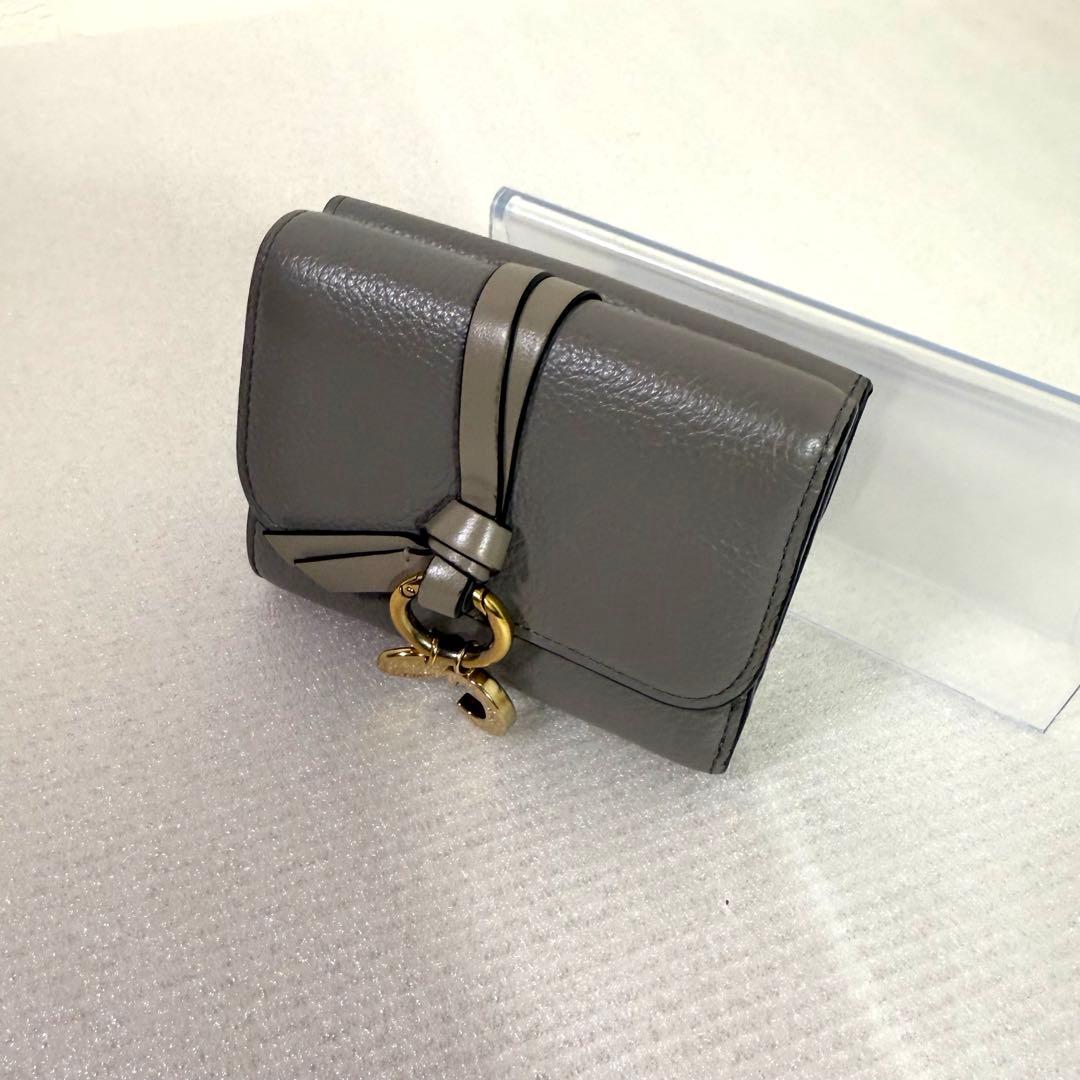 美品　クロエ 三つ折り財布　スモールトリフォールド　 アルファベット　グレー