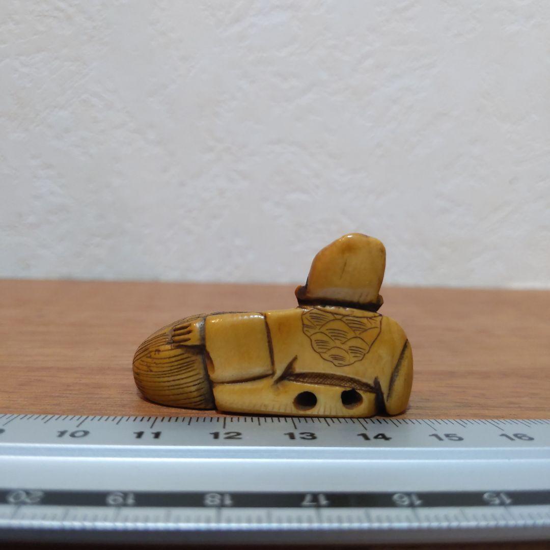 時代提物 人物根付 天然素材 在銘一之【翁と米俵】横幅約4.5cm 重さ約13ｇ