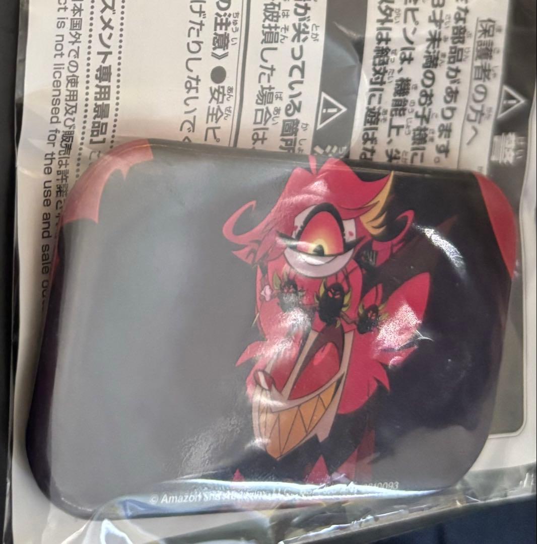 キャラクター ピンバッジ 赤色