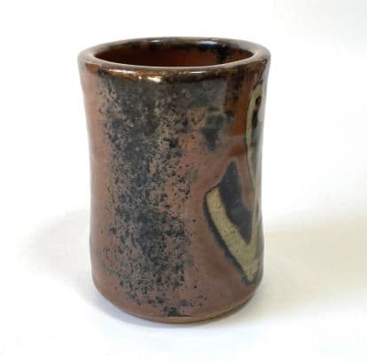 陶器製の抽象模様カップ