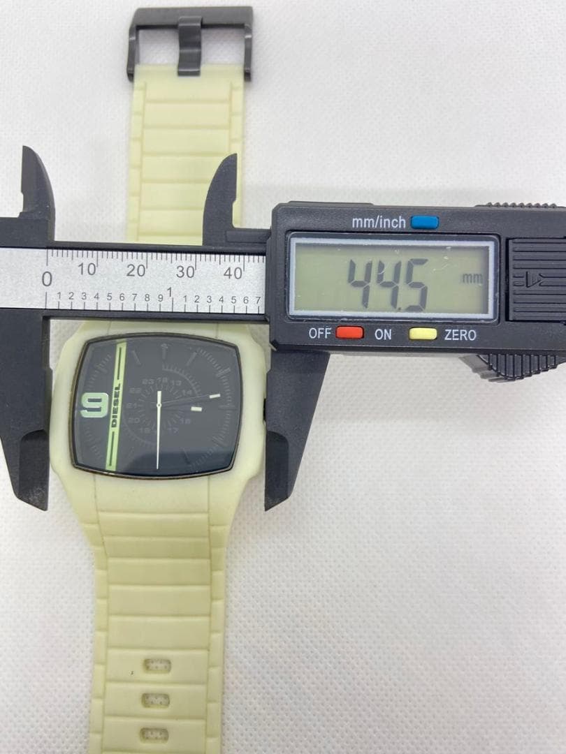 【希少　蓄光】DIESEL DZ1387 スクエア 光るラバーベルト　稼働