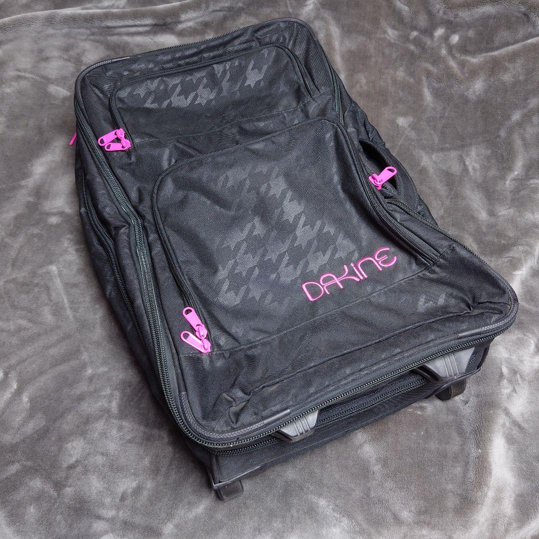 美品 DAKINE キャリーバッグ スーツケース 旅行バッグ ダカイン 黒ピンク